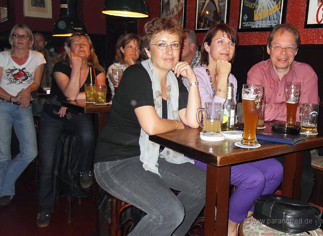 SDC10798.JPG - Kurios: beide Männer sitzen auf der Bank und die Frauen stehen oder sitzen auf Hockern... was sagt die Evolutionstheorie wohl dazu?