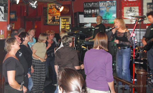 SDC10816.JPG - Und wieder NUR FRAUEN auf der Tanzfläche. WIE SCHADE! ;))