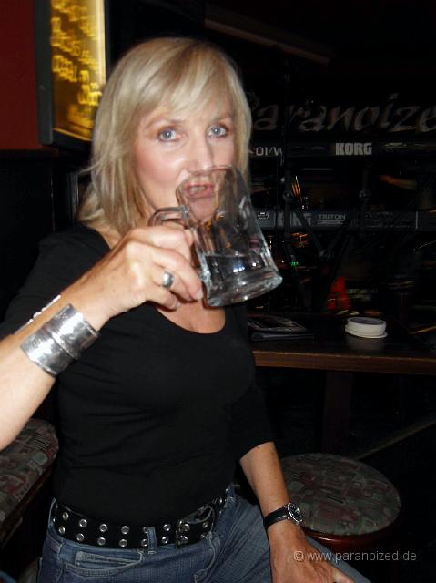 SDC11150.JPG - Mal ganz entspannt Wasser trinken...
