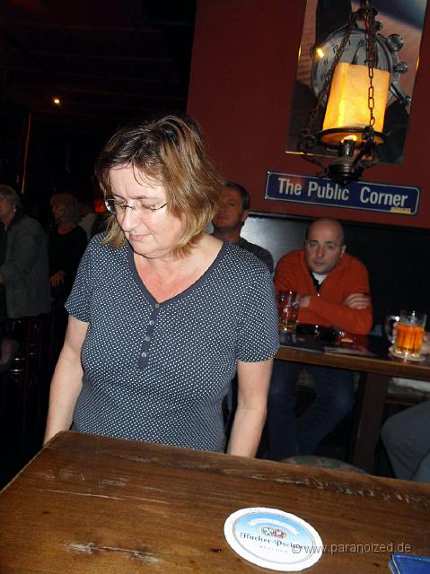 SDC11172.JPG - Noch schnell SMS unterm Tisch checken