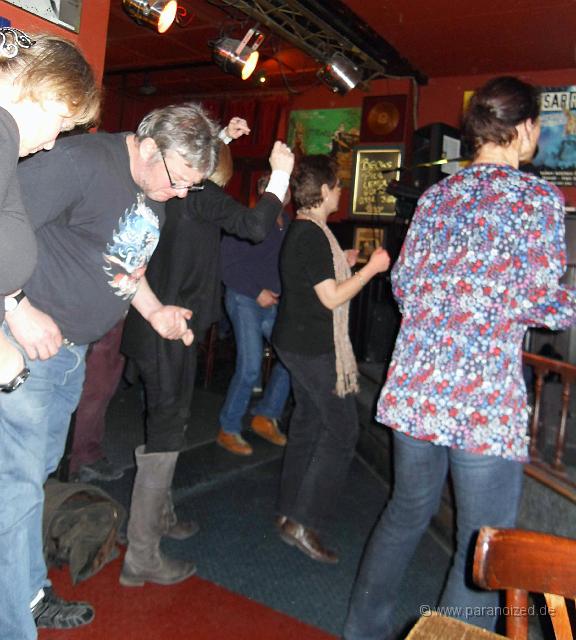 SDC13068.JPG - Luftgitarre! Ich mag den Typen!!