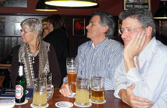 SDC13582.JPG - Auch ganz hinten wird interessiert zugehört... das eine Hemd ist doch die Negativbestreifung des anderen, oder? ;)