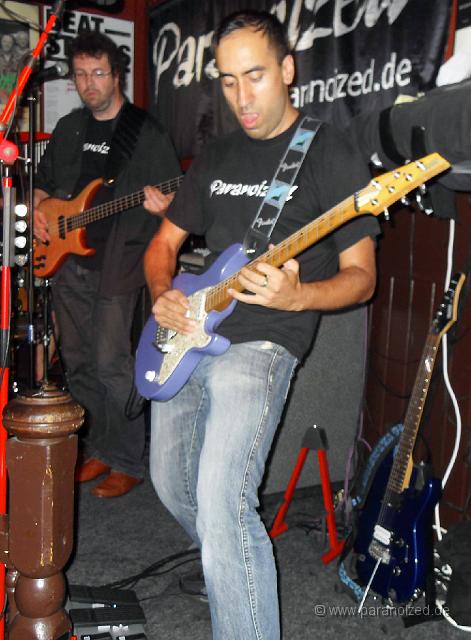 SDC13345.JPG - Noch einer mit Poser-Gen... Michael mit Edel-Bass ;)