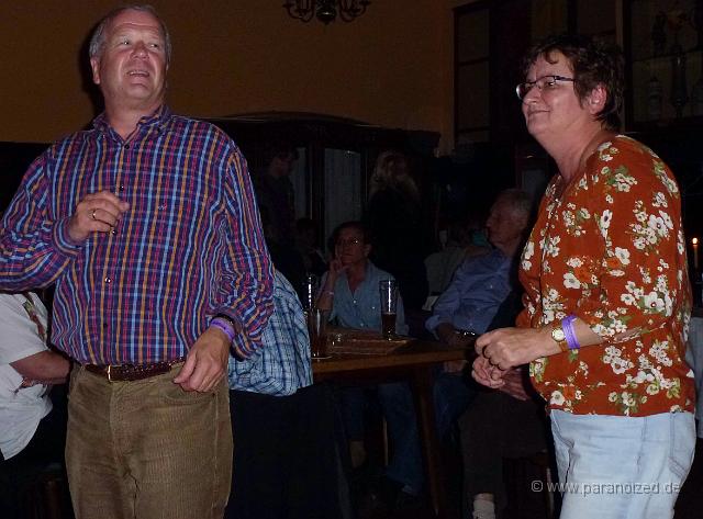 P1040497.JPG - Alle Tische voll und auch die "Tanzfläche" füllt sich langsam