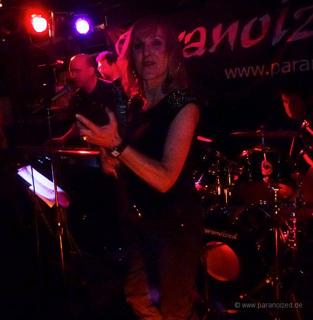 P1060179.JPG - Die Frau mit der Kuhglocke