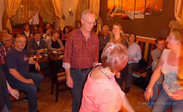 P1000099.JPG - Sitz- und Tanzpublikum, eine super Mischung!
