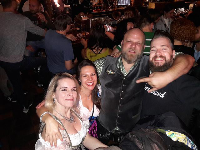 20171002_230453.jpg - Wahre Heavy Metal Fans! ;)