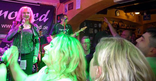 P1020576.JPG - Das ist also gemeint, wenn das Rolling Stone Magazine schreibt: "Der Gitarrist spielte ausdrucksvoll und dynamisch" ;)