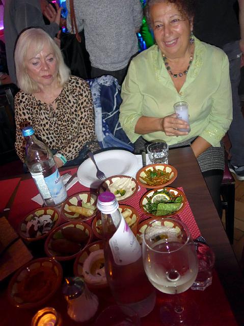 P1030754.JPG - Noch schnell was essen ;)
