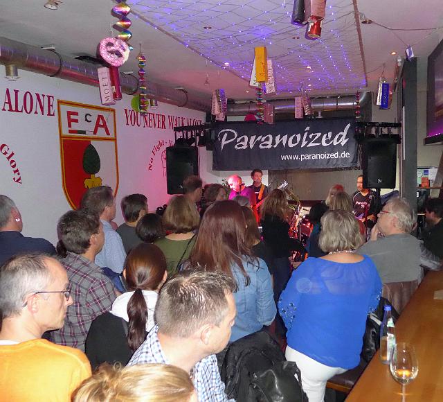 P1030794.JPG - Da hinten sind wir und es wurde voll und warm