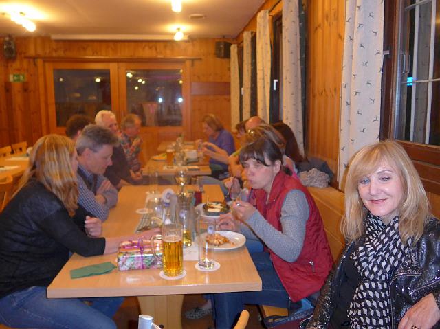 P1030188.JPG - Alles sehr gemütlich und das Essen ist super!