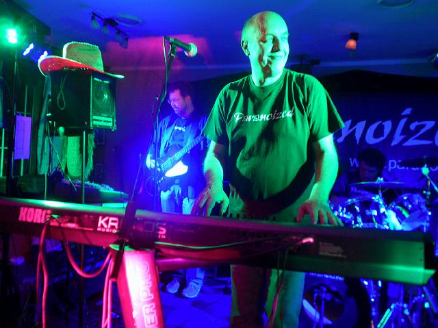 P1030194.JPG - Zufriedener Keyboarder verdeckt die Hälfte des langen Basses