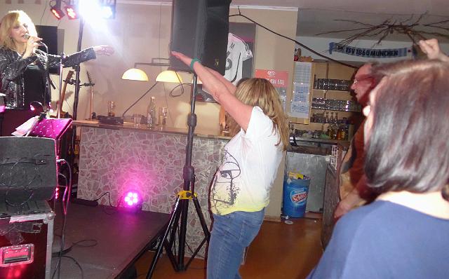 P1030246.JPG - Stagediving mal anders ;)