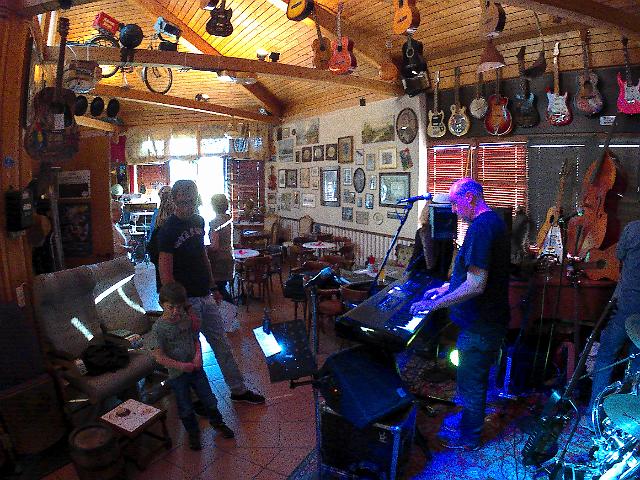 20180615_191237A.jpg - Der Nachwuchs checkt das Equipment