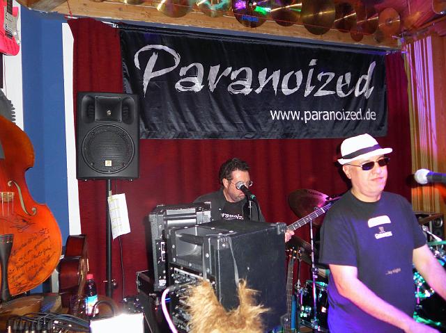 P1030468.JPG - Michael schaut ins Mikro